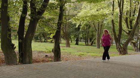 Anciana-Corriendo-En-El-Parque-Y-Usando-Reloj-Inteligente.-Corredoras-Haciendo-Ejercicio-Cardiovascular-Al-Aire-Libre