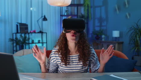 Frau-Nutzt-Virtual-Reality-Headset-Mit-Futuristischer-Technologie,-Um-Zu-Hause-Ein-Simulations-3D-Videospiel-Zu-Spielen