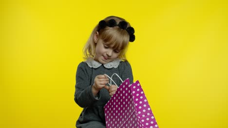 Kindermädchen-Zeigt-Schwarze-Freitag-Inschrift-Text-Werbung.-Online-Shopping-Zu-Günstigen-Preisen