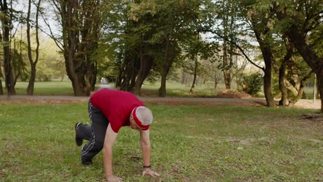 Active-senior-sportsman-80-years-old-doing-push-ups-exercise.-Workout-cardio-in-park-for-grandfather
