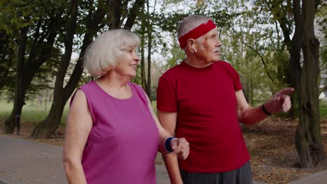 Sportliches-Familienpaar,-Das-Eine-Laufstrecke-Macht.-Ältere-Männer-Und-Frauen-Bereiten-Sich-Auf-Einen-Fitness-Marathon-Vor