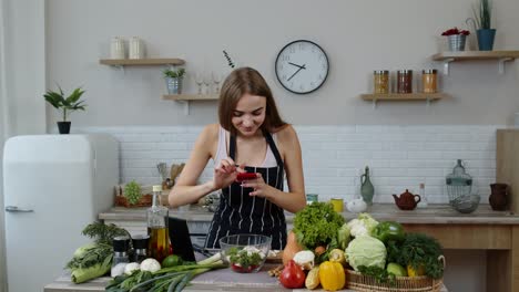 Veganes-Blogger-Mädchen-Macht-Fotos-Und-Macht-Selfies-Für-Soziale-Medien-Auf-Dem-Smartphone-In-Der-Küche