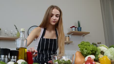 Veganerin-Sucht-Online-Auf-Dem-Handy-Nach-Einem-Kulinarischen-Rezept.-Salat-Mit-Rohem-Gemüse-Kochen