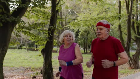 Sportliches,-Reifes-Familienpaar,-Das-Zusammen-Joggt.-Älterer-Ehemann-Und-Ehefrau-Machen-Cardio-Workout-Übungen