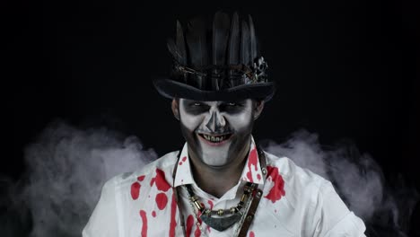 Erschreckend-Lächelnder-Mann-Im-Skelett-Halloween-Kostüm,-Der-Die-Daumen-hoch-Geste-Zeigt.-Schwarzer-Hintergrund