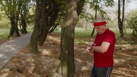 Side-view-of-elderly-sport-runner-man-training.-Workout-cardio-outside-in-city-park-at-morning