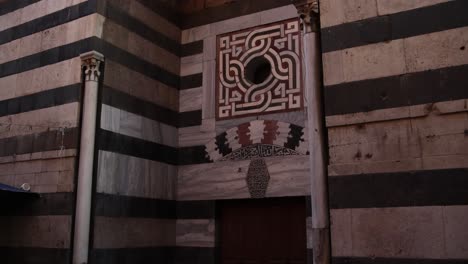 Schwenkaufnahme-Eines-Schwarz-weißen-Torbogens-Mit-Komplizierten-Islamischen-Mustern-Einer-Alten-Moschee-In-Tripolis,-Nordlibanon