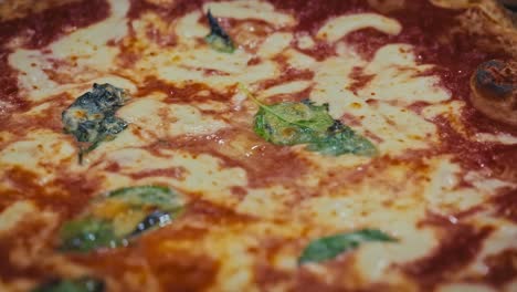 Primer-Plano-De-Pizza-Margherita-Napolitana.-La-Pizzería-De-Michele.