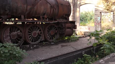 Viejo-Tren-Oxidado-En-La-Estación-De-Tren-Abandonada-De-Orient-Express-En-Trípoli,-Norte-Del-Líbano