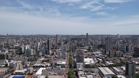 Luftaufnahmen-Des-Zentrums-Von-Chapeco-Santa-Catarina,-Vorbei-An-Der-Kathedrale-Santo-Anthony