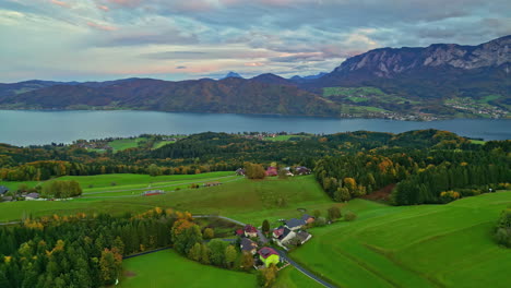 Luftaufnahme-Mit-Panoramablick-über-Die-österreichischen-Alpen-Und-Den-See