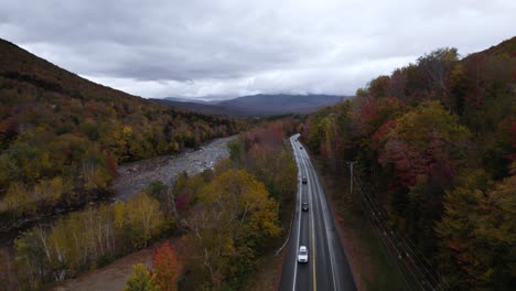Drone-Volando-Sobre-El-Tráfico-De-La-Autopista-Kancamagus-En-New-Hampshire