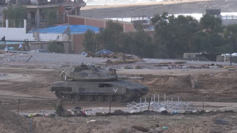 Tanque-Israelí-Conduciendo-En-La-Franja-De-Gaza,-Imágenes-De-Guerra
