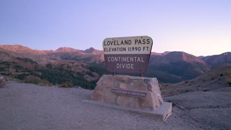 Signo-De-División-Continental-En-Loveland-Pass-Durante-El-Amanecer,-Estático