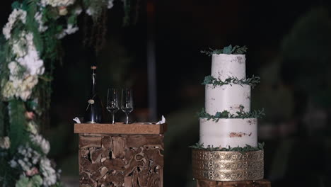 Elegante-Hochzeitstorte-Und-Champagner