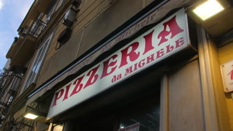 La-Cadena-De-Pizzerías-Más-Famosa-De-Michele,-Una-De-Las-Primeras-Pizzerías-Del-Mundo,-Nápoles,-Italia