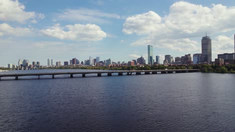 Drohne-Kreist-über-Dem-Charles-River-In-Boston,-Massachusetts,-Mit-Blick-Auf-Die-Harvard-Bridge