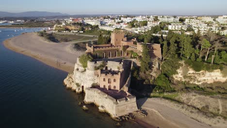 Luftaufnahme-Der-Festung-Sao-Joao-Do-Arade-Am-Strand-Praia-Grande-In-Ferragudo,-Portugal