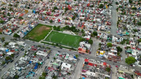 Dynamische-Stadtlandschaft-Von-Cancun,-4K-DJI-Aufnahmen,-Lebendige-Straßen-Rund-Um-Das-Berühmte-Cancun-Fußballfeld