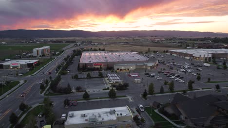 Drohne-Fliegt-In-Richtung-Costco-Lager-Und-Parkplatz-In-Kalispell,-Montana