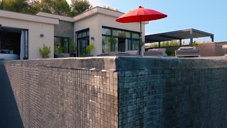 Moderne-Französische-Villa-Mit-Swimmingpool-Und-Sonnenliegen,-Luxuriöser-Außengarten