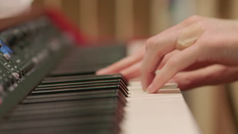 Un-Pianista-Tocando-Un-Teclado