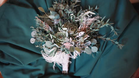 Kunstvoller,-Blaugrüner-Blumenstrauß.-Hochzeitsdetails