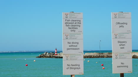 Regeln-Und-Vorschriften-Für-Schilder-Am-Hafen-Von-Struisbaai,-Südafrika