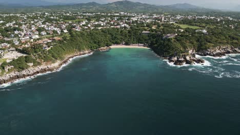 Puerto-Escondido-México-Destino-De-Vacaciones-En-La-Costa-De-Oaxaca,-Famoso-Por-Sus-Olas-De-Surf-Y-Sus-Interminables-Playas-Tropicales-De-Arena