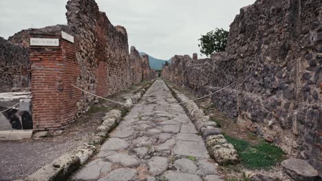 Ancient-Roman-Street-in-Pompeii,-Italy