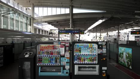 Par-De-Máquinas-Expendedoras-De-Bebidas-En-El-Andén-De-La-Estación-De-Tren-Kumanato-En-Japón