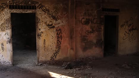 Graffiti-árabe-Alrededor-De-La-Puerta-En-Un-Edificio-Abandonado-En-Trípoli,-Norte-Del-Líbano