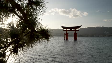 Toma-Panorámica-Del-Paisaje-Del-Santuario-Itsukushima-Durante-La-Toma-En-Cámara-Lenta-De-La-Hora-Dorada