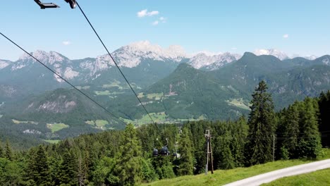 Teleférico-En-Los-Alpes-Austriacos,-Con-Hermosas-Montañas-Al-Fondo