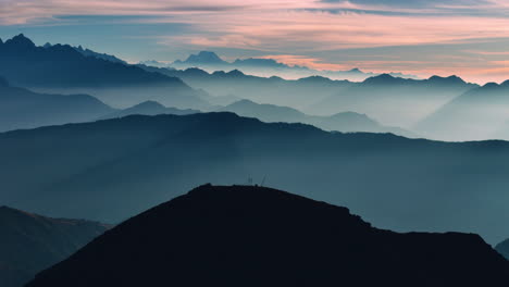 Drohnenaufnahme-Des-Horizonts-Der-Hügeligen-Region-Nepals,-Morgens-Beruhigende-Sonnenstrahlen-4k