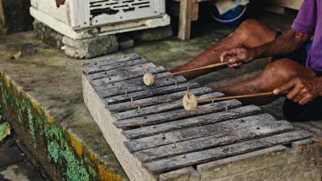 Primer-Plano-De-Una-Persona-Tocando-El-Xilófono-De-Bambú,-Un-Instrumento-Musical-Tradicional-Balinés-En-Bali