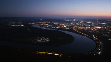 Timelapse-of-the-Tennessee-River-Bend-in-Chattanooga,-Tennessee-during-the-sunrise-with-traffic-on-I-24