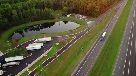 Prime-Inc-Camiones-Estacionados-En-El-área-De-Descanso-De-Osceola,-Florida