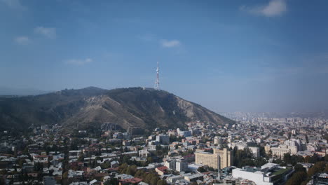 Hyperlapse-Aus-Der-Luft-Tagsüber-über-Der-Stadt-Tiflis,-Georgien,-Mit-Fokus-Auf-Den-Fernsehturm-Von-Tiflis