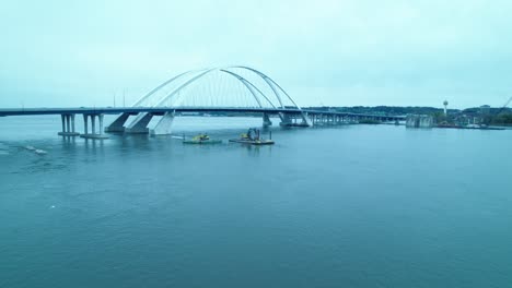 Luftaufnahme-Von-Baumaschinen-Auf-Einem-Schwimmdock-Ponton-Am-Mississippi-River-An-Der-Centennial-Bridge-In-Davenport,-Iowa,-USA