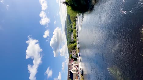 Sunny-Riverside-Retreat:-Vertical-Video-of-River-Barrow-in-Graiguenamanagh,-County-Kilkenny,-with-Yachts,-Docked-Houses,-and-Scenic-Landscape