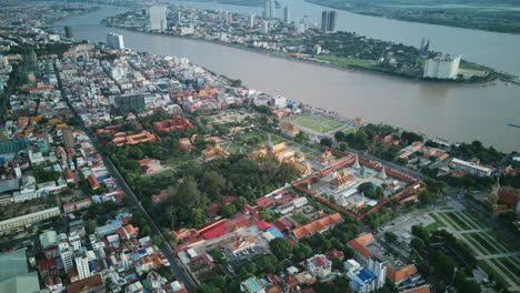 Aerial-timelapse-of-the-king's-palace-in-Phenom-Penh,-Cambodia