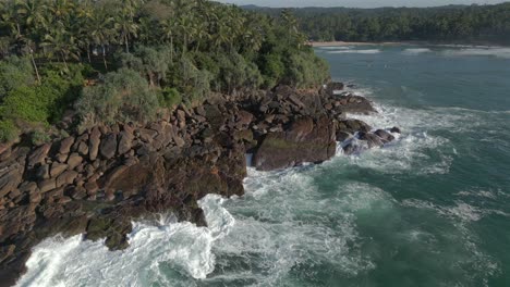 60-fps-Zeitlupe-Zur-Aufnahme-Einer-Luftdrohnenaufnahme-Der-Tropischen-Küste-Sri-Lankas-Mit-Wellen,-Die-Auf-Die-Felsen-An-Der-Felsigen-Küste-Schlagen
