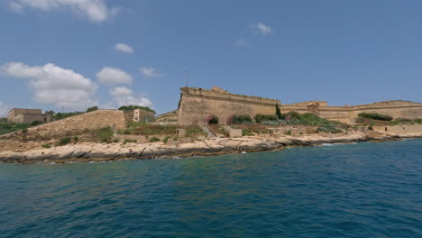Costa-De-La-Isla-Histórica-De-Malta,-La-Valeta-En-El-Mar-Mediterráneo,-Panorámica-Izquierda