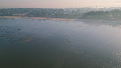 Wunderschöner-Shirgaon-Strand-An-Einem-Sonnigen-Tag,-Palghar,-Maharashtra,-Indien,-4K-Drohne