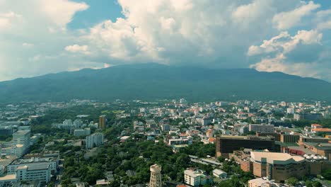 Imágenes-Cinematográficas-De-Drones-Urbanos-De-4k-De-Una-Vista-Aérea-Panorámica-De-La-Ciudad-De-Chiang-Mai,-Tailandia,-En-Un-Día-Soleado
