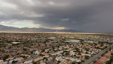 Vuelo-Aéreo-Sobre-Casas-Suburbanas-En-El-Norte-De-Las-Vegas,-Nevada