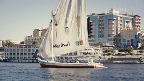 Feluke-Boot-Auf-Dem-Nil-In-Assuan,-Ägypten