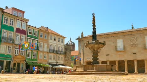 Braga,-Provinz-Minho,-Portugal---Largo-Do-Paco-Brunnen---Statische-Aufnahme