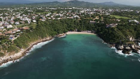 Malerische-Luftaufnahme-Der-Küste-Von-Oaxaca-In-Mexiko-Puerto-Escondido-Resort-Beach-Surf-Town